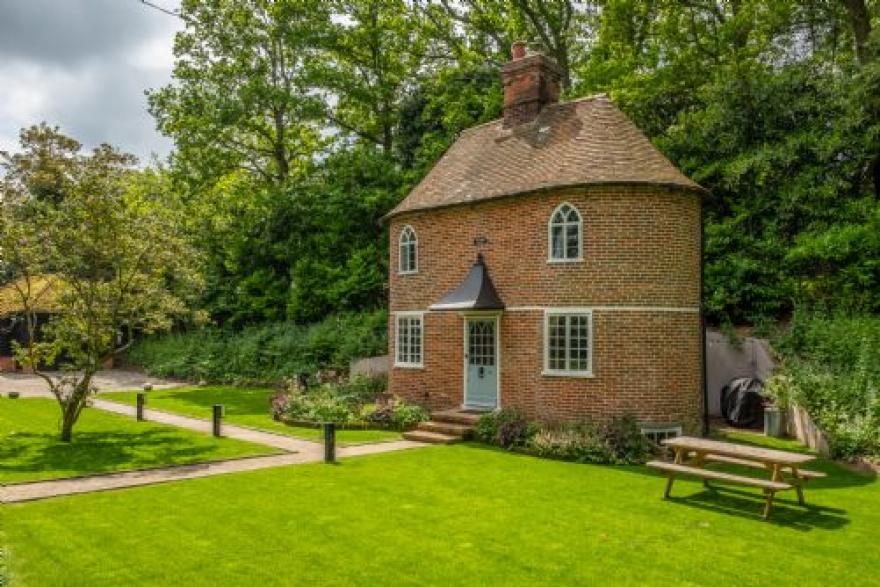 Tea Caddy Cottage