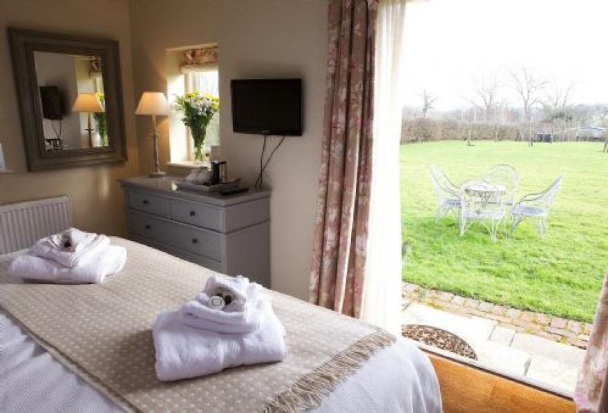 Field Cottage & Garden Room