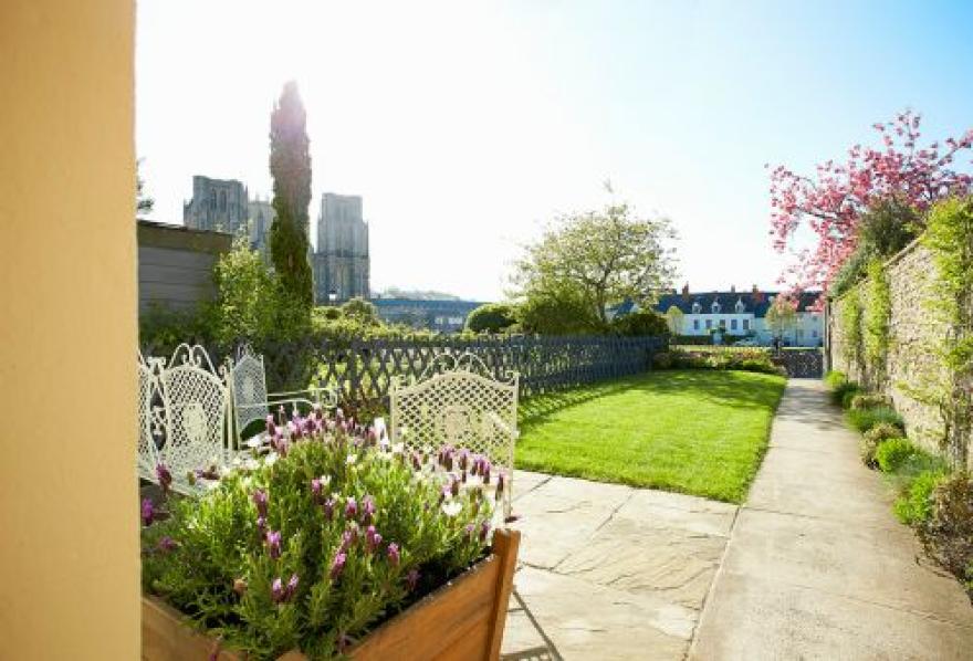 7a Cathedral Green