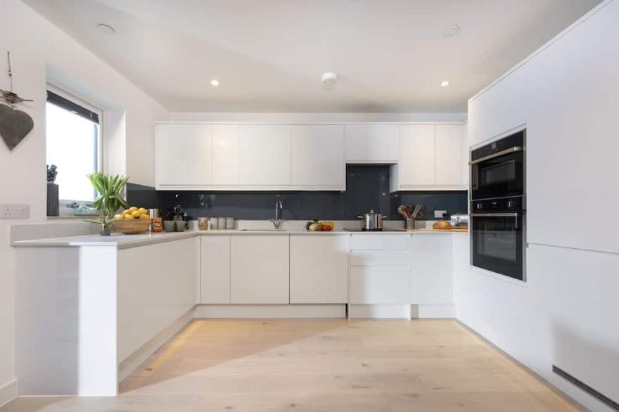 Hilgrove Beach House -  sleeps 9 guests  in 4 bedrooms