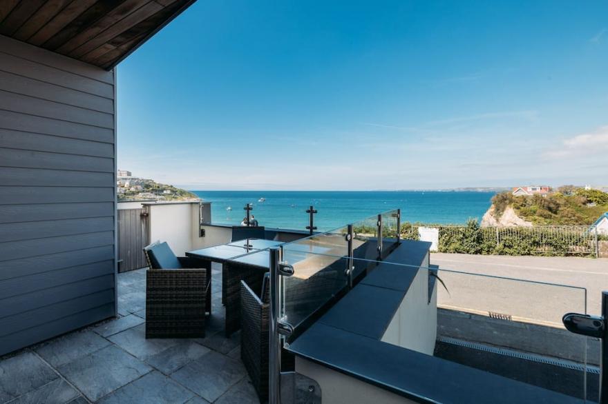 Stunning views luxury beach apartment with parking