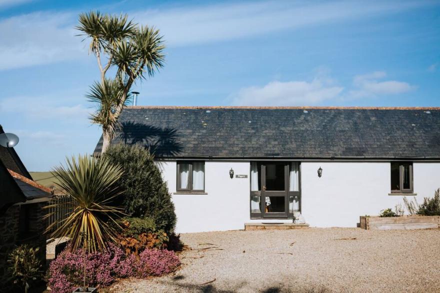 Pretty dog-friendly barn w/hot tub & country views
