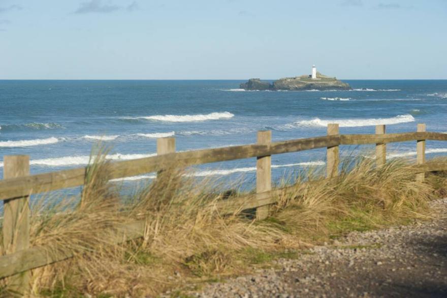 Salt Life, Dunes at Upton Towans -  a lodge that sleeps 4 guests  in 2 bedrooms