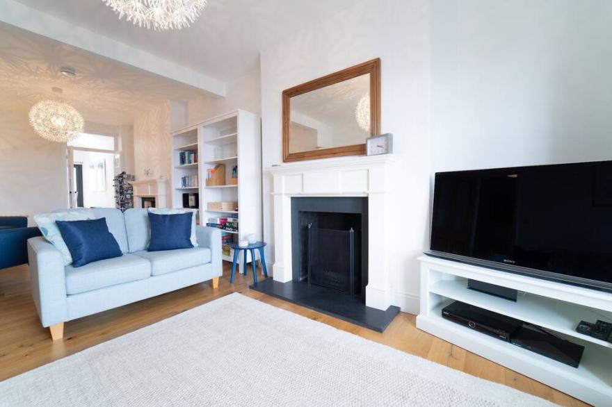 Victoria House – Sleeps 8  - Parking  - Sea Views  - Outside Space