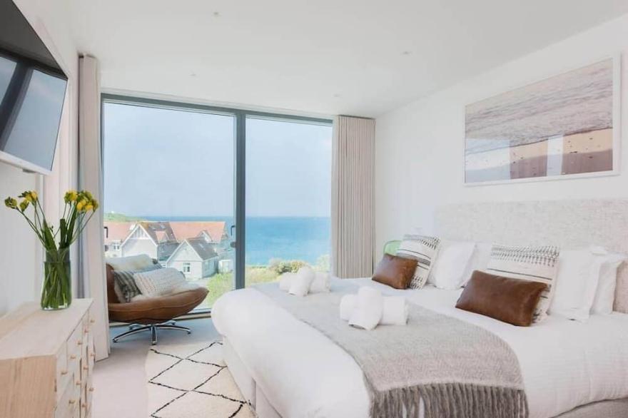 Beachfront Townhouse w/ Lovely Sea Views, Newquay