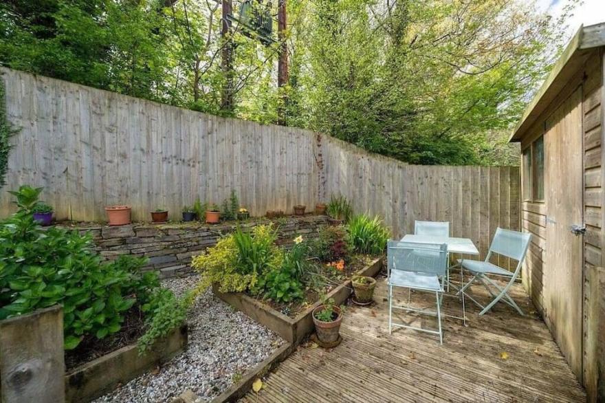 Modern Townhouse in Penryn with Private Parking