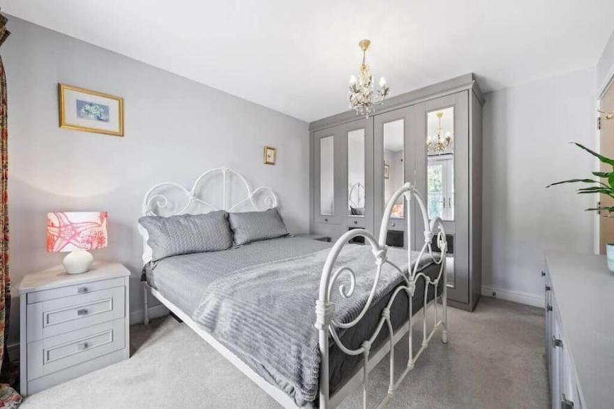 Modern Townhouse in Penryn with Private Parking