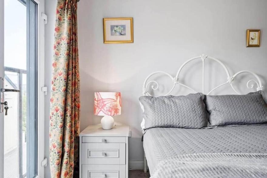 Modern Townhouse in Penryn with Private Parking