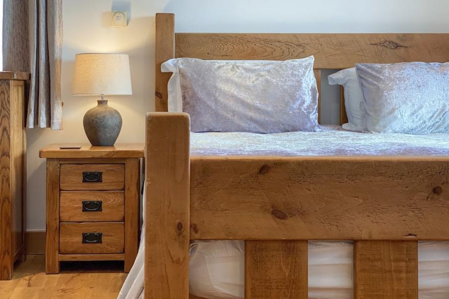 Romantic Retreat Just For Two With Countryside And Sea Views
