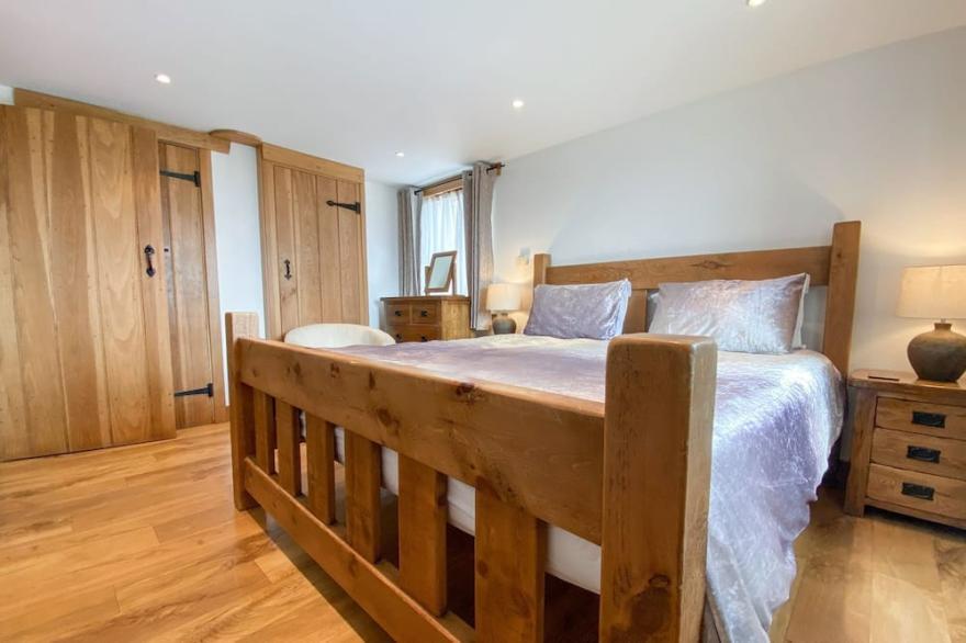 Romantic Retreat Just For Two With Countryside And Sea Views