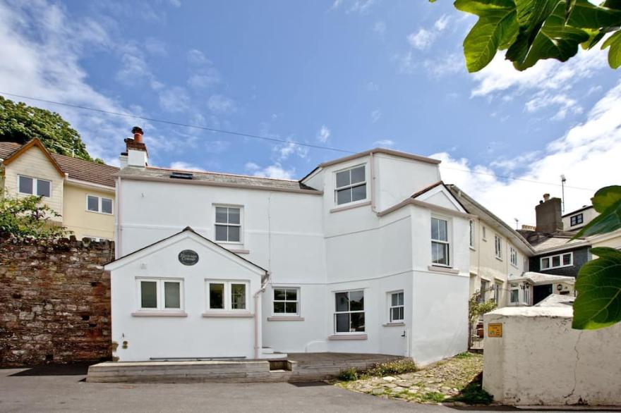 Birdcage Cottage -  a cottage that sleeps 4 guests  in 2 bedrooms