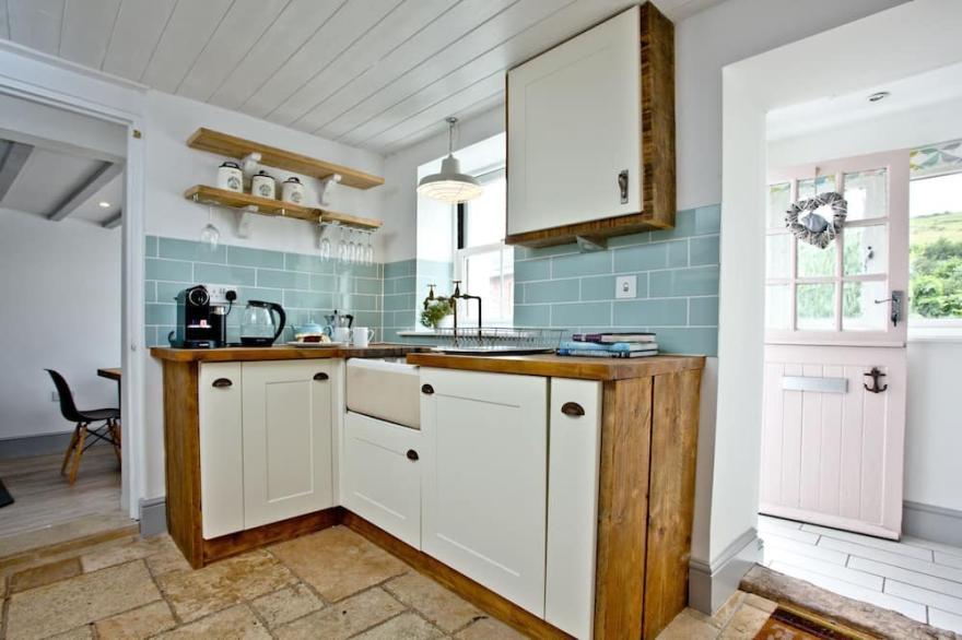 Birdcage Cottage -  a cottage that sleeps 4 guests  in 2 bedrooms