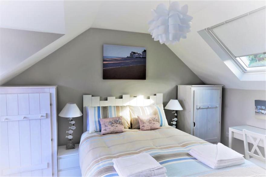 Gull Rock is a Frontline House above Porthmeor Beach,  with Amazing Sea Views