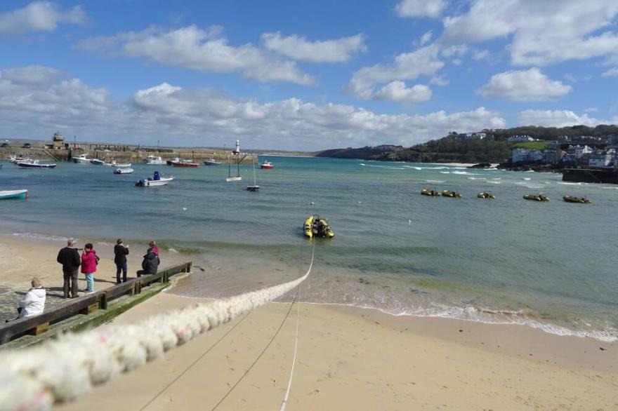 Porthmeor Sands -  a cottage that sleeps 6 guests  in 3 bedrooms