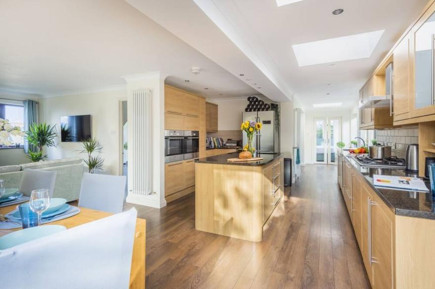 Porthmeor Sands -  a cottage that sleeps 6 guests  in 3 bedrooms