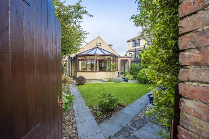 Porthmeor Sands -  a cottage that sleeps 6 guests  in 3 bedrooms