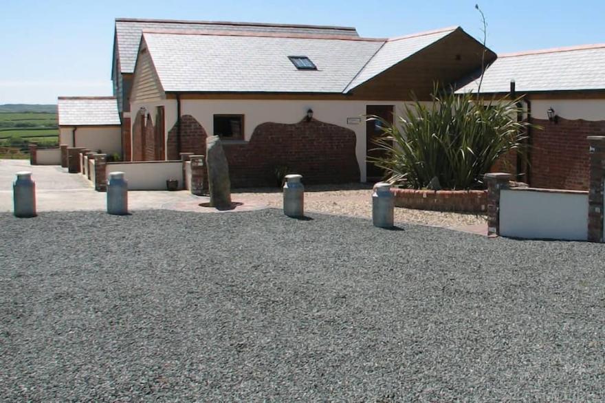 Hideaway for Two, Underfloor Heated, Impressive Four Poster Plank Bed
