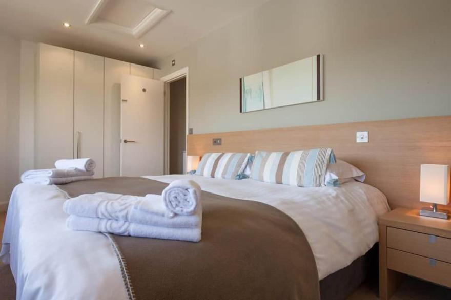 3 Bedroom 5* cottage with private hot tub