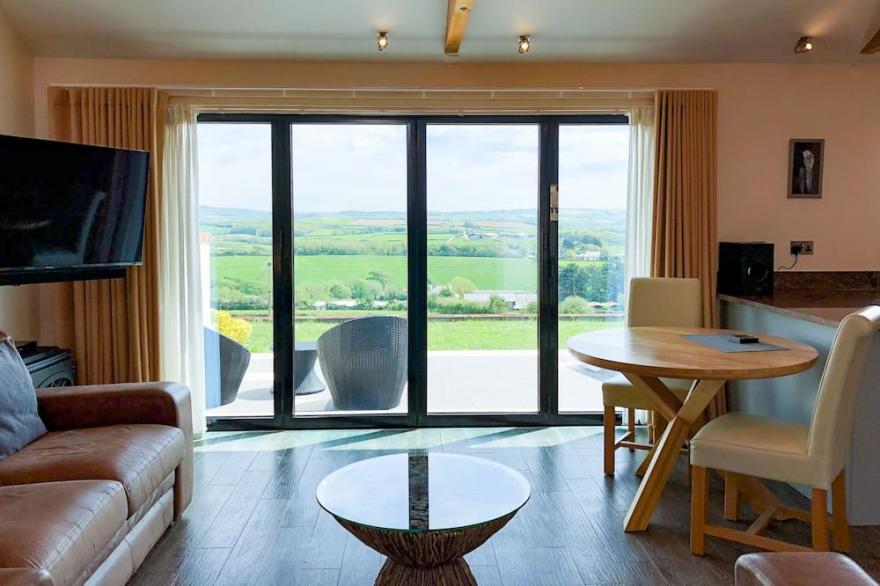 Wake Up To Outstanding Rolling Countryside Views, Underfloor Heating, Spa Bath
