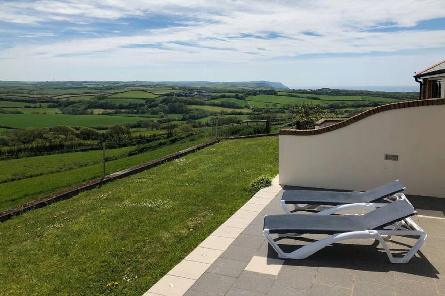 Wake Up To Outstanding Rolling Countryside Views, Underfloor Heating, Spa Bath