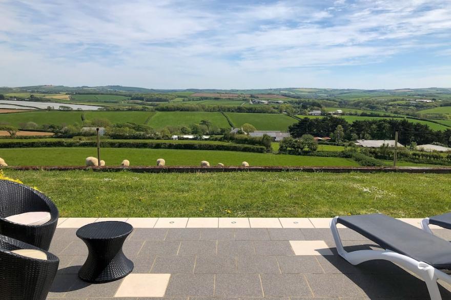 Wake Up To Outstanding Rolling Countryside Views, Underfloor Heating, Spa Bath