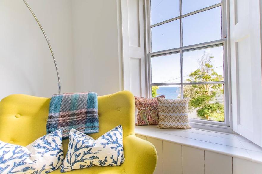 Primrose Cottage – Parking - Sea Views - Sleeps 6  - Pet Friendly