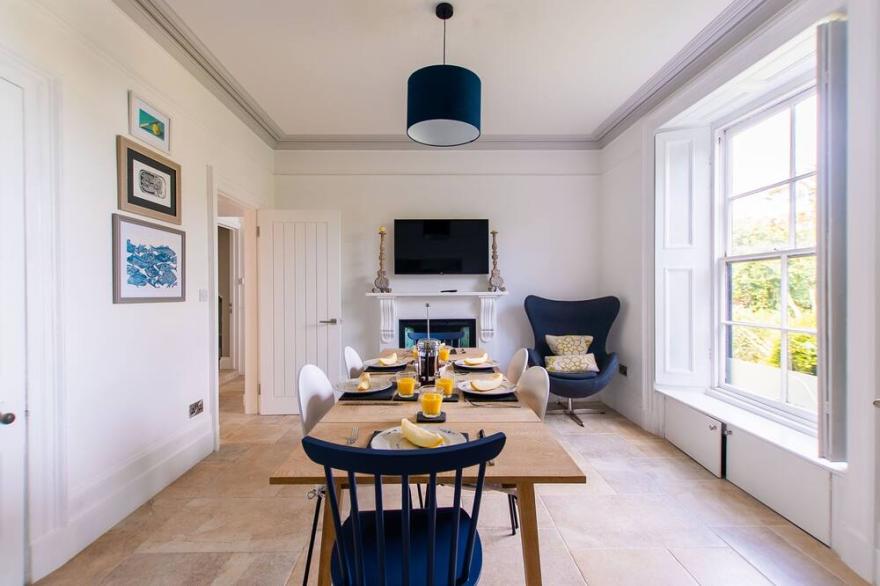 Primrose Cottage – Parking - Sea Views - Sleeps 6  - Pet Friendly