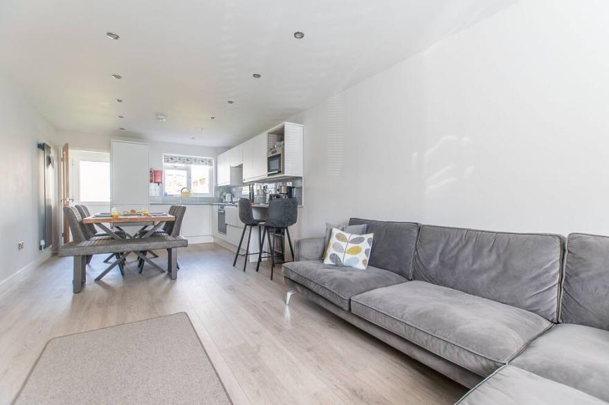 Chi Lowen – Sleeps 8 – Parking – Garden – Pet Friendly