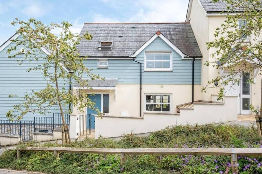 Modern Home 5 Mins Walk to Beach - Parking & Garden