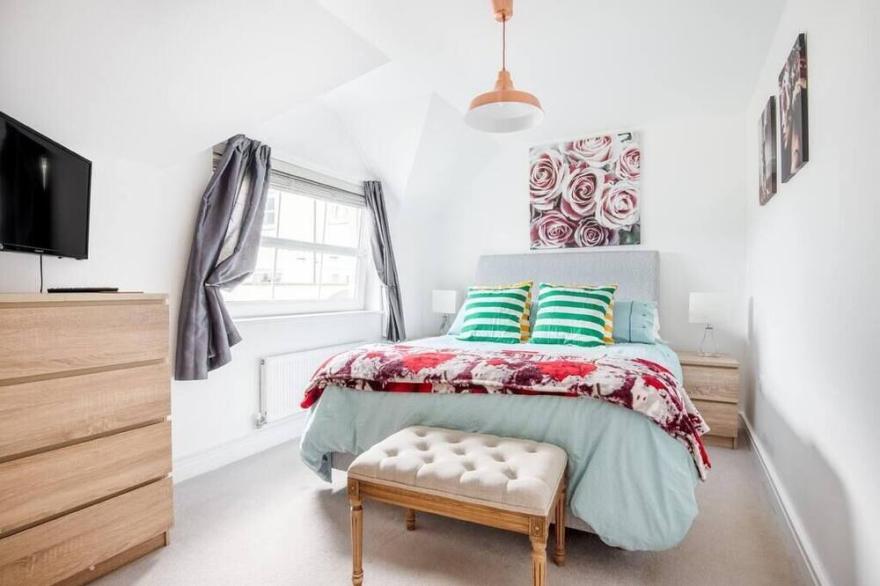 Modern Home 5 Mins Walk to Beach - Parking & Garden