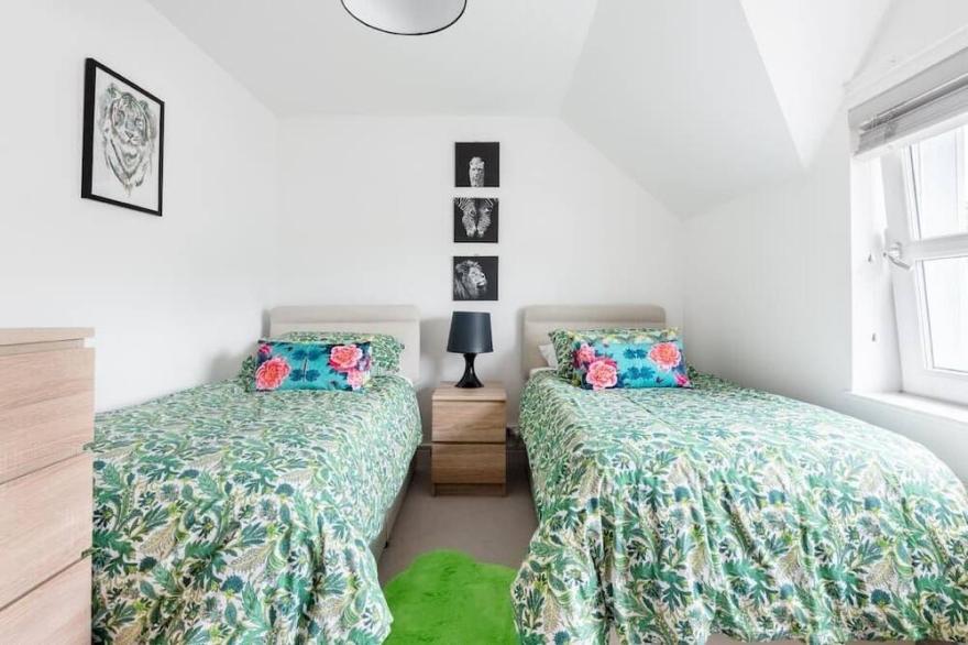 Modern Home 5 Mins Walk to Beach - Parking & Garden