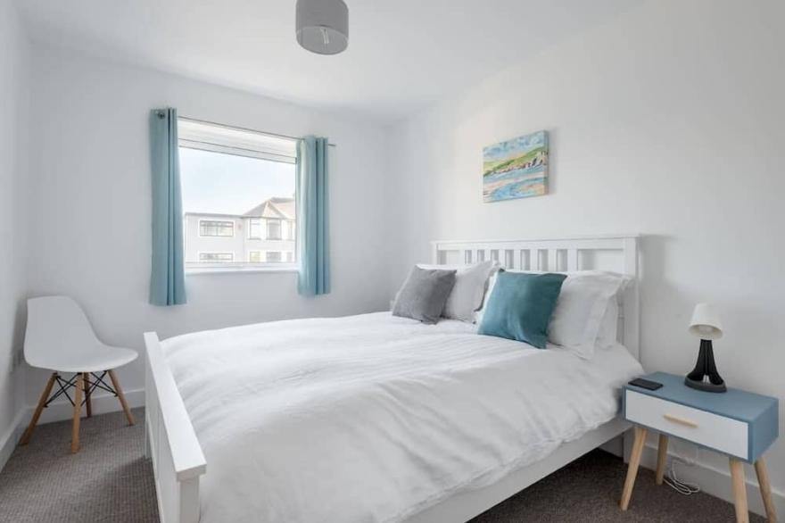 Spacious Flat w/ Sea Views & Private Parking, Fistral