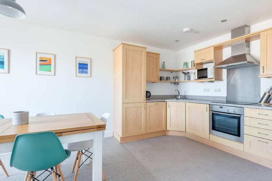 Spacious Flat w/ Sea Views & Private Parking, Fistral