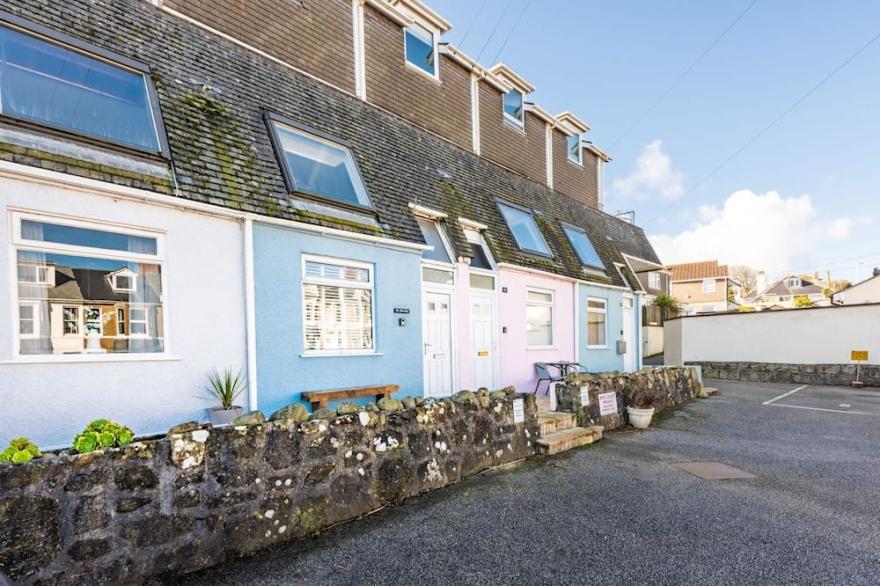 Mr Blue Sky -  a cottage that sleeps 6 guests  in 2 bedrooms