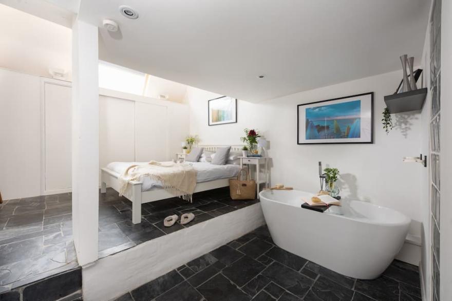 Mr Blue Sky -  a cottage that sleeps 6 guests  in 2 bedrooms