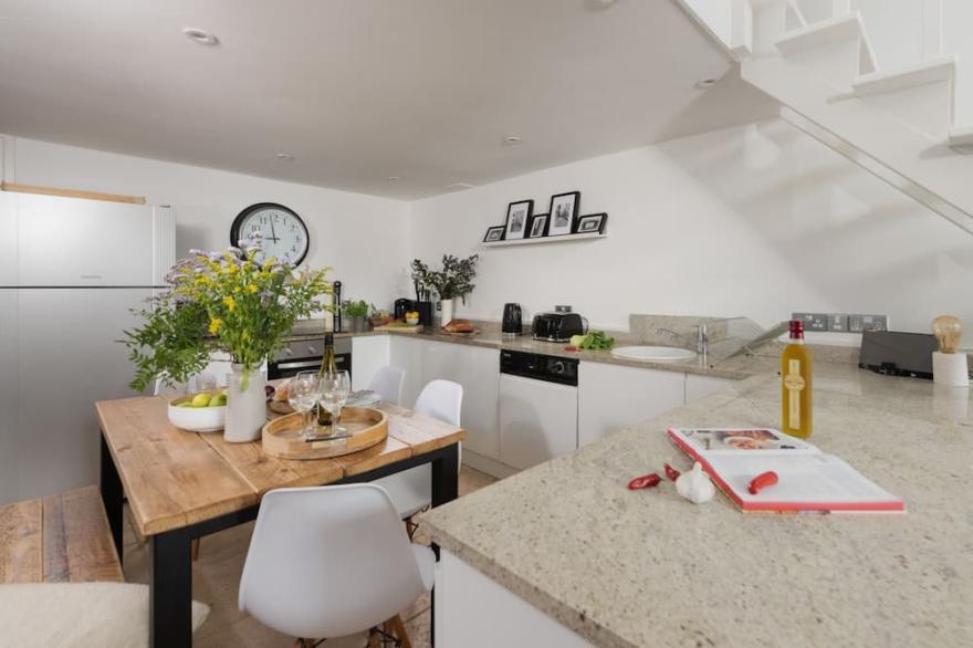 Mr Blue Sky -  a cottage that sleeps 6 guests  in 2 bedrooms