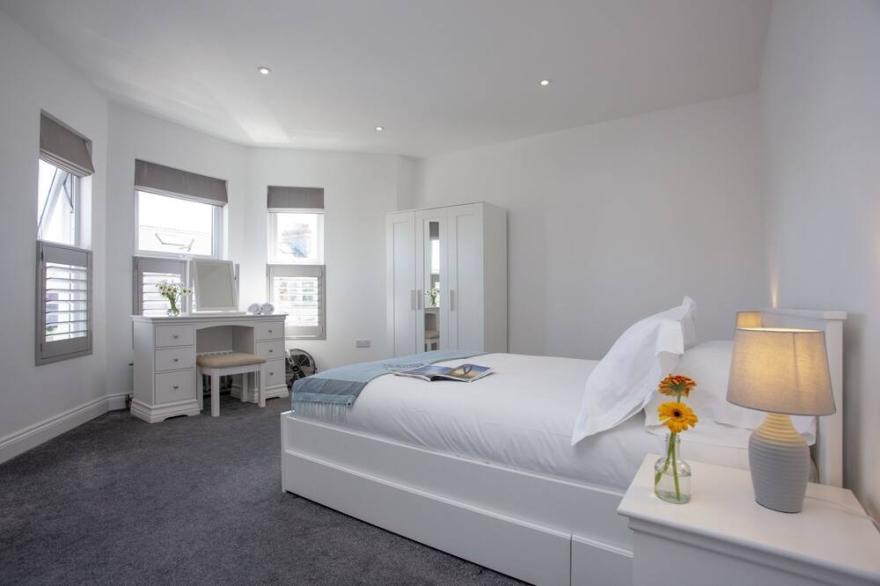 Ocean View -  a house that sleeps 8 guests  in 4 bedrooms