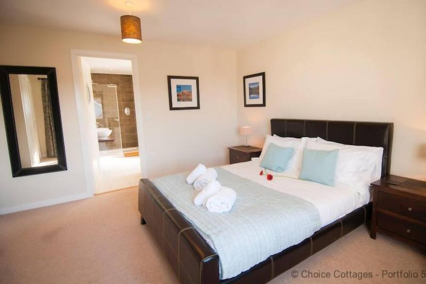 CROYDE OCEAN BREEZE | 5 BEDROOMS - sleeps 11 guests  in 5 bedrooms