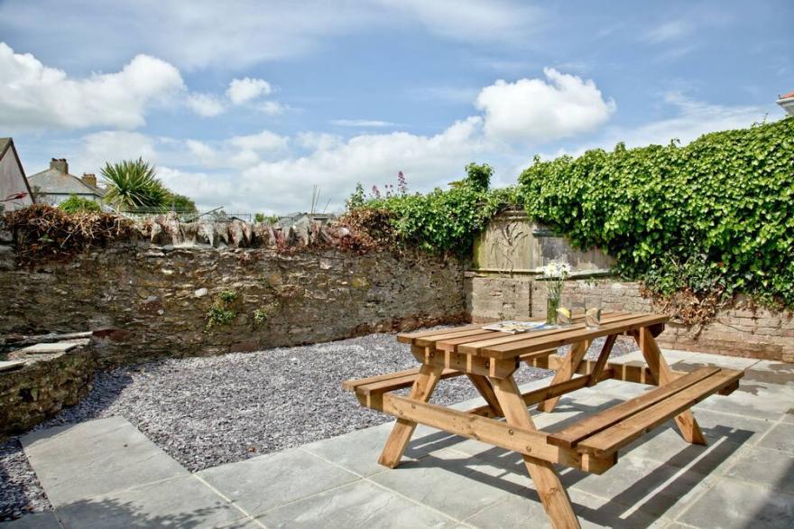 Lighthouse View -  a house that sleeps 6 guests  in 3 bedrooms