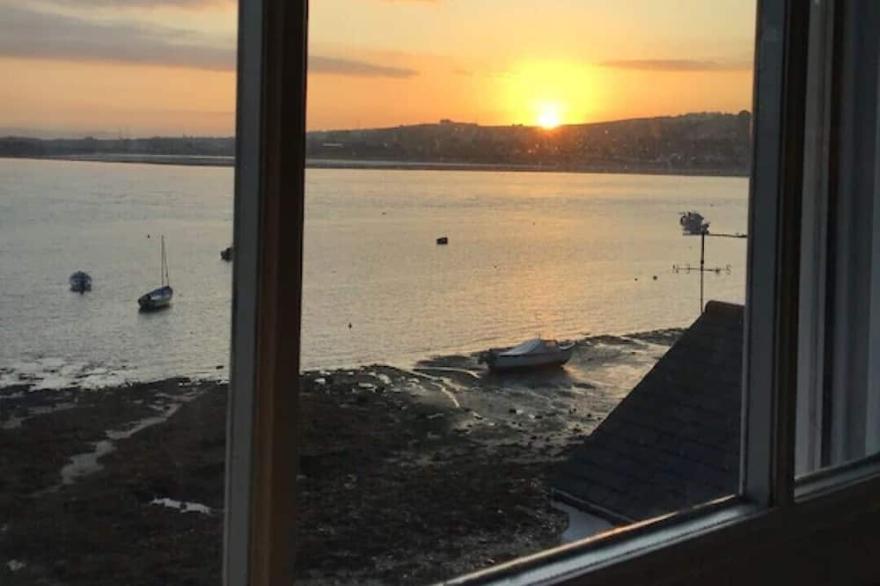 Fisherman's Cottage with stunning estuary views 4 Minutes walk to the beach.