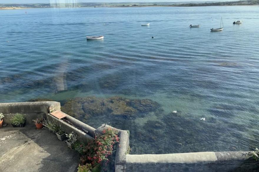 Fisherman's Cottage with stunning estuary views 4 Minutes walk to the beach.