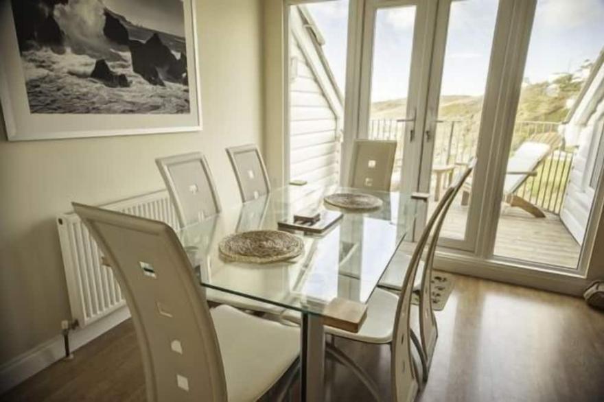 Lovely dog friendly 2 bed apartment opposite Combesgate Beach with fab views and  balcony.