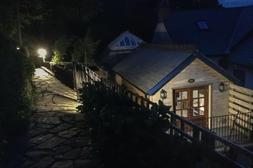 A charming dog and couple friendly quirky apartment with sea views, in a popular location in North D