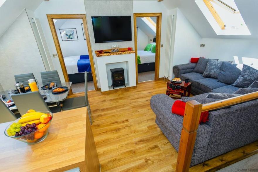 BISHOPS TAWTON SNOWDROP COTTAGE | Hot Tub available - sleeps 6 guests  in 3 bedrooms