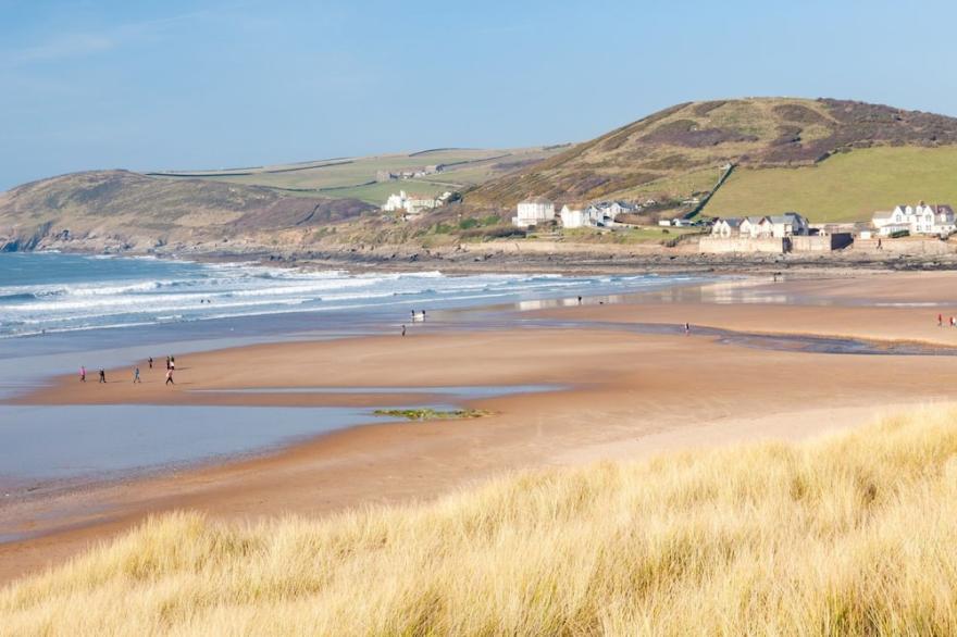 Stylish and spacious countryside cottage, sleeps 4, with hot tub near coast.