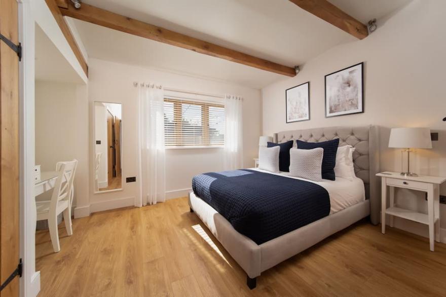 Stylish and spacious countryside cottage, sleeps 4, with hot tub near coast.