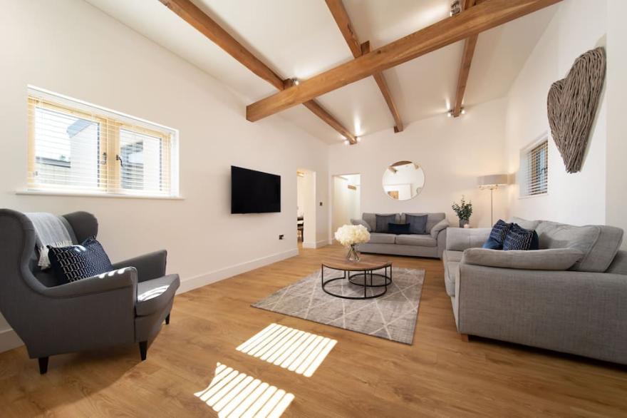 Stylish and spacious countryside cottage, sleeps 4, with hot tub near coast.