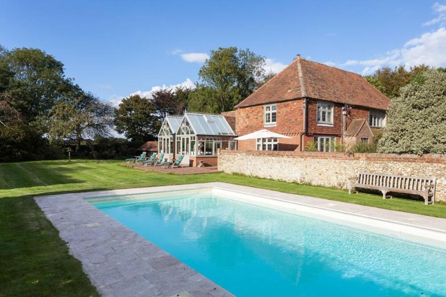 Dormestone Farm - sleeps 12 with outdoor swimming pool and tennis court