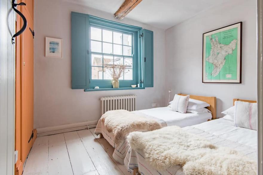 Simply gorgeous cottage in the conservation area of Deal, sleeping 6 guests, seconds from the beach
