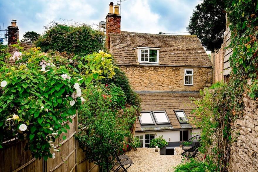 Hillside Cottage - sleeps 5 guests  in 3 bedrooms